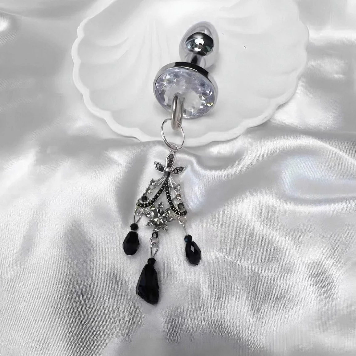 Exquisite Black Gem Diamond Choker with Nipple Clamps - Image 5