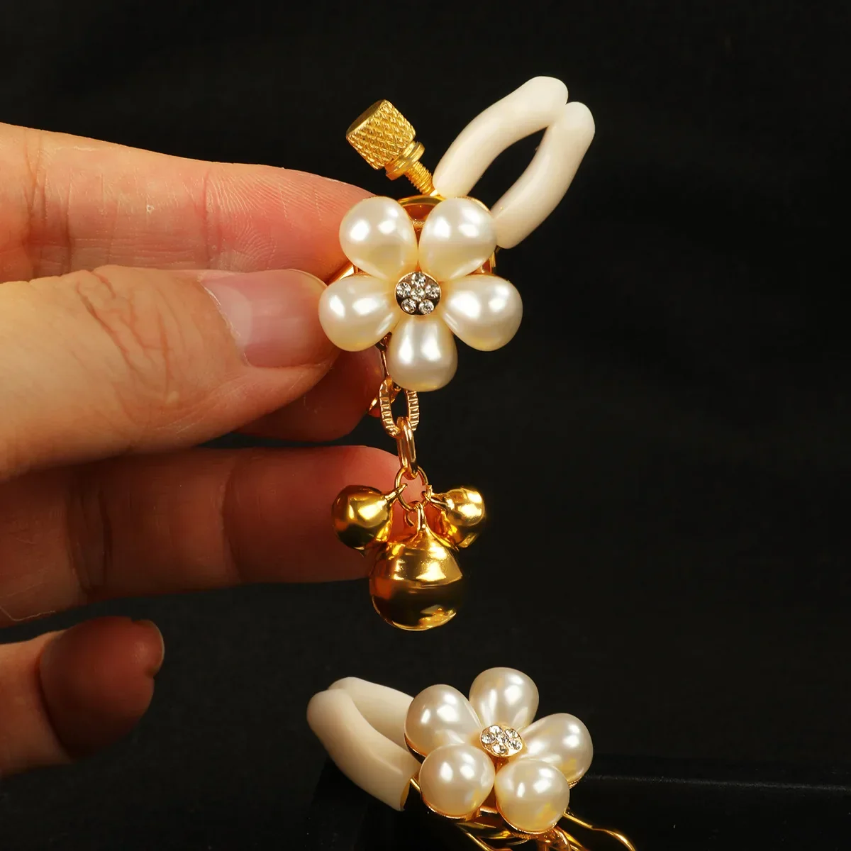 Pearl Petals Bells Nipple Clamps with Chain - Image 3